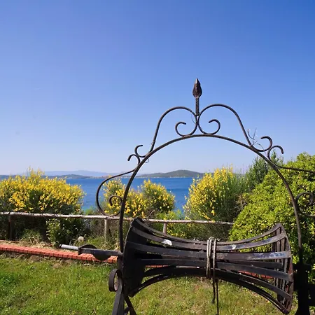 Tatil Evi Beachfront With Huge Garden, 3br, Halkidiki