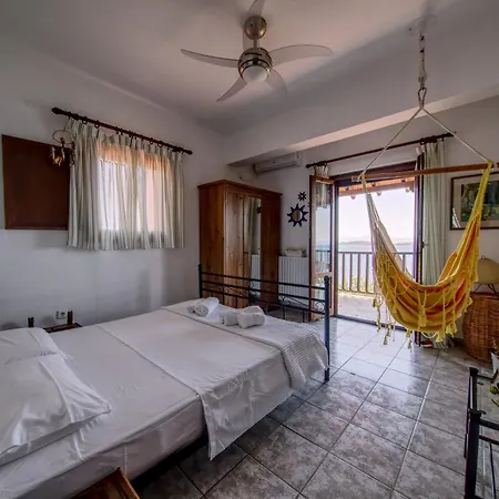 Beachfront With Huge Garden, 3br, Halkidiki Nea Roda