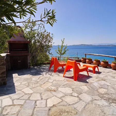 Tatil Evi Beachfront With Huge Garden, 3br, Halkidiki Nea Roda