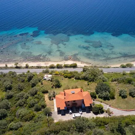 Beachfront With Huge Garden, 3br, Halkidiki Feriehus Nea Roda