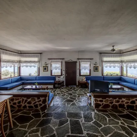 Beachfront With Huge Garden, 3br, Halkidiki Feriehus Nea Roda