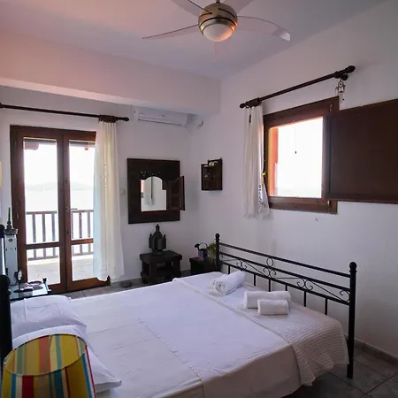 Beachfront With Huge Garden, 3br, Halkidiki Feriehus *