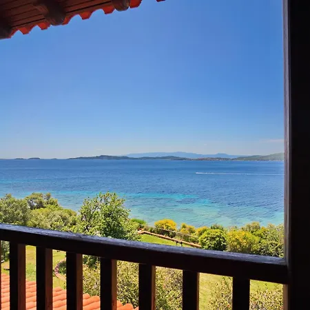 Feriehus Beachfront With Huge Garden, 3br, Halkidiki