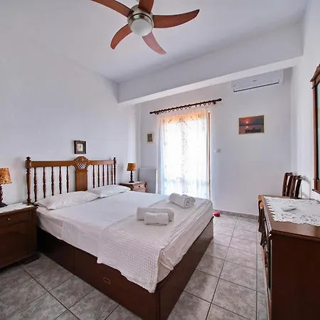 Feriehus Beachfront With Huge Garden, 3br, Halkidiki