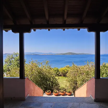 Beachfront With Huge Garden, 3br, Halkidiki Feriehus Nea Roda