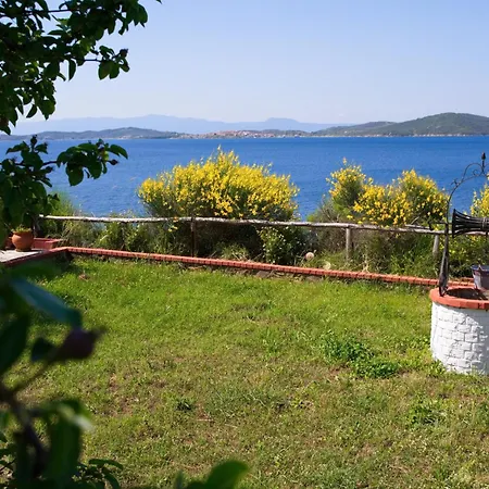 Beachfront With Huge Garden, 3br, Halkidiki Feriehus