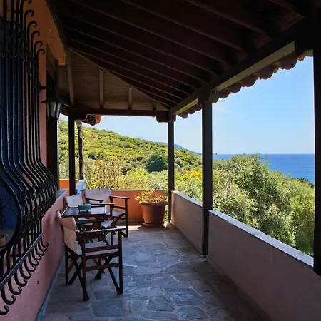 Feriehus Beachfront With Huge Garden, 3br, Halkidiki