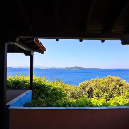 Feriehus Beachfront With Huge Garden, 3br, Halkidiki